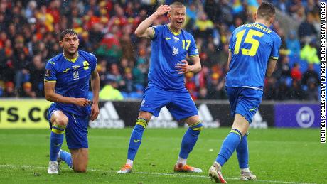 Os jogadores da Ucrânia olham para o País de Gales. 