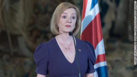 Le ministre britannique des Affaires étrangères Liz Truss vu lors d'une conférence de presse conjointe à Prague, en République tchèque.
