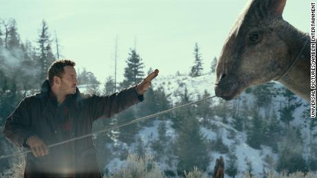 Chris Pratt e Parasaurolophus em Jurassic World: Dominion.