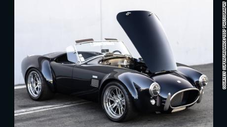 Un Cobra MKIII E, una versión eléctrica del famoso deportivo.  El CEO de Superformance, Land Stander, dice que la compañía eventualmente ofrecerá una versión eléctrica de cada modelo en su gama.