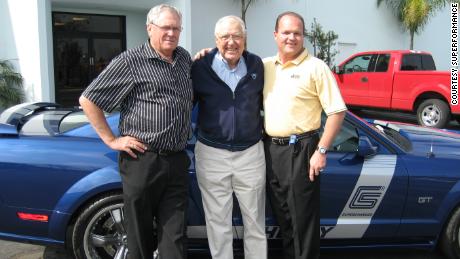 Una foto sin fecha del fundador de Hi-Tech Automotive, Jimmy Price, el difunto Carroll Shelby y el CEO de Superformance, Lance Stander.