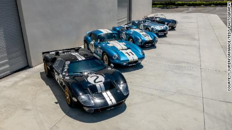 Una gama de modelos de réplica fabricados con alta tecnología: (de izquierda a derecha) el Ford GT40, el Daytona Coupe y el Shelby Cobras. 