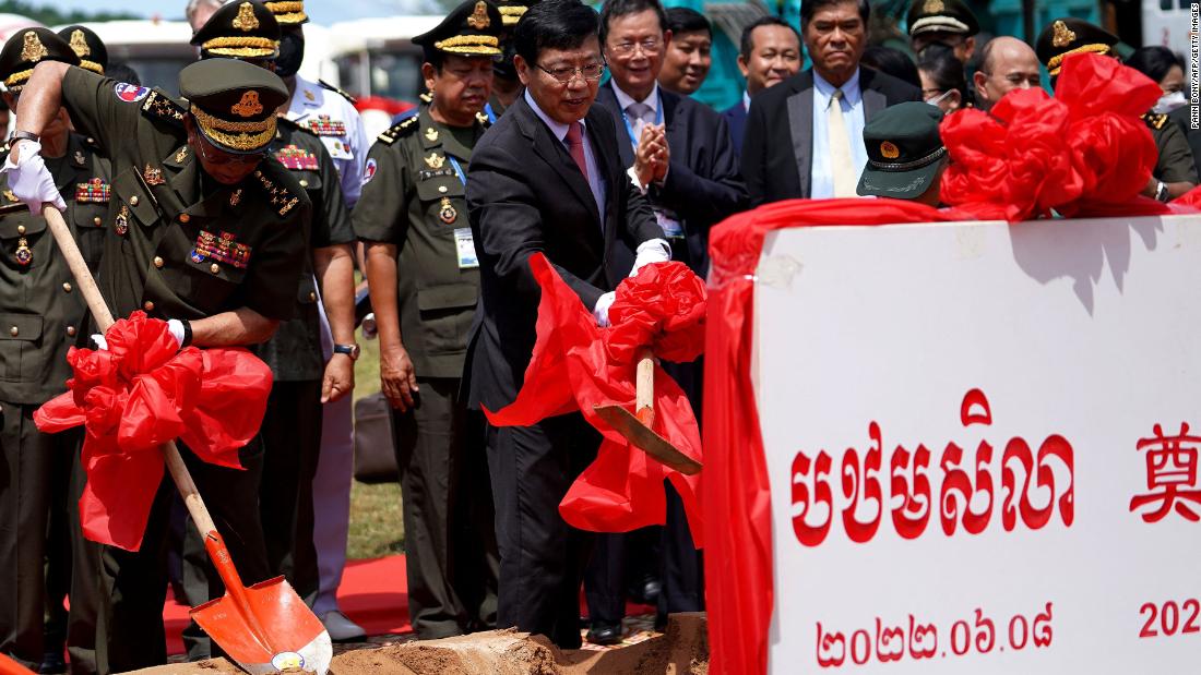 الصين وكمبوديا تظهران علاقات “بطانية حديدية” في قاعدة الريم البحرية