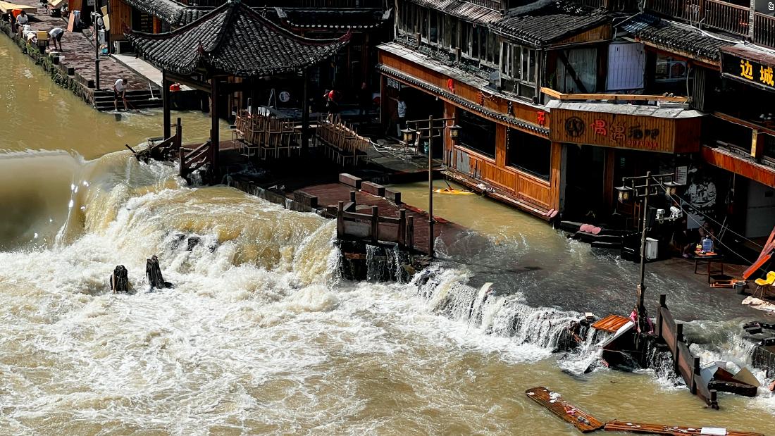 تتسبب الأمطار الغزيرة في مقتل العشرات في جنوب الصين حيث يؤدي تغير المناخ إلى تفاقم مواسم الفيضانات