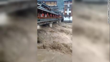 Las inundaciones y los deslizamientos de tierra causados ​​por las lluvias torrenciales han matado a 10 personas en la provincia de Hunan este mes.