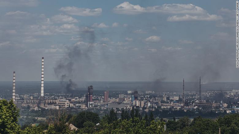 2022 年 6 月 8 日，从乌克兰卢甘斯克地区的 Lysychansk 看到的北顿涅茨克市冒出浓烟。