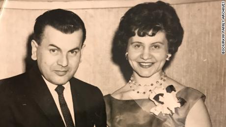 Os pais do escritor Bohdan e Vera Bociurkiw em Edmonton logo após o casamento.