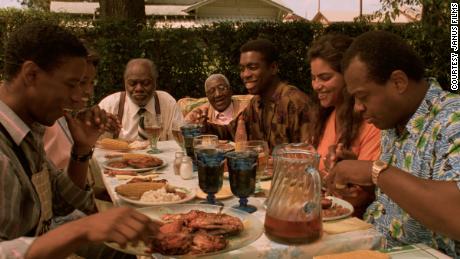 una escena de "misisipi masala"  muestra a la familia compartiendo una comida juntos. 