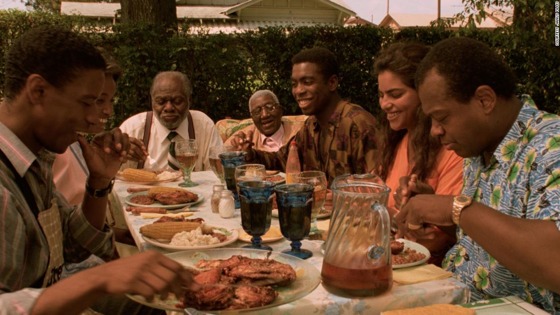“密西西比馬薩拉”中的一個場景  顯示一家人一起吃飯。