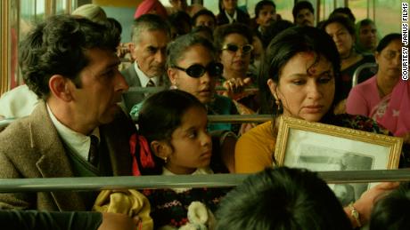 Roshan Seth, a la izquierda, y Sharmila Tagore, a la derecha, interpretaron a los padres de Mina, quienes tomaron la decisión de irse de Uganda en las primeras partes de la película.