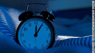 What happens if you wake up before your alarm? Tips from 3 sleep experts