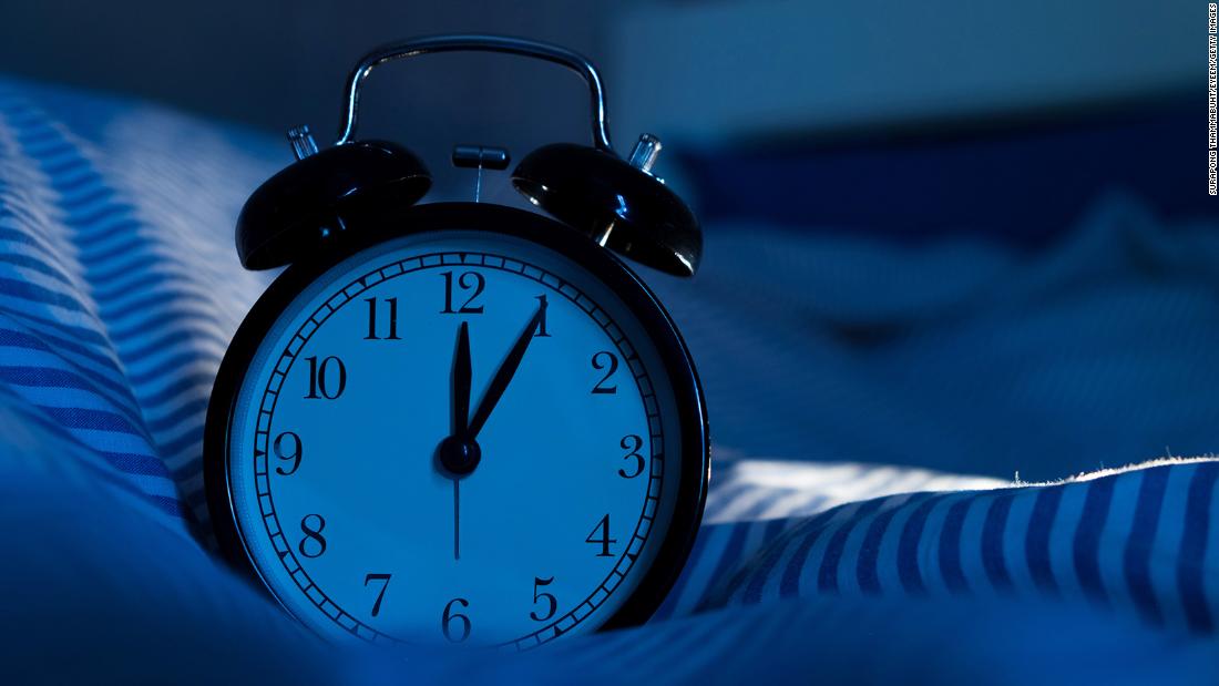 what-happens-if-you-wake-up-before-your-alarm-tips-from-3-sleep-experts