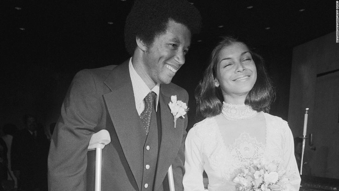 In 1977, Ashe married Jeanne Marie Moutoussamy in New York.