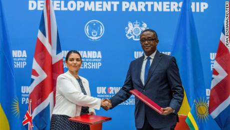 Британският министър на вътрешните работи Прити Пател се ръкува с външния министър на Руанда Винсент Бейрутари след подписването на споразумението за партньорство на съвместна пресконференция в Кигали, Руанда, на 14 април.