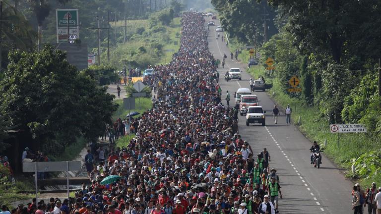 Disuelven caravana de casi 7.000 personas que iba a la frontera de