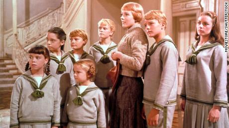 (L-R) Debbie Turner, Angela Cartwright, Duane Chase, Kym Karath, Heather Menzies, Julie Andrews, Nicholas Hammond and Charmian Carr in &quot;The Sound of Music&quot; 