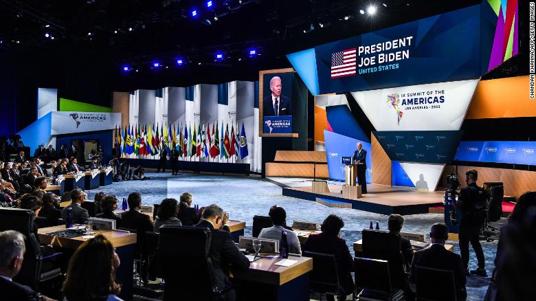 美国总统乔·拜登于 2022 年 6 月 9 日星期四在洛杉矶举行的第九届美洲峰会全体会议上发表讲话。