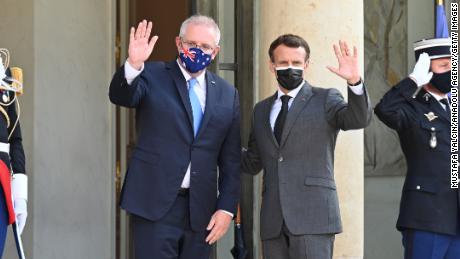 O presidente francês Emmanuel Macron (à direita) e o primeiro-ministro australiano Scott Morrison (à esquerda) posam antes do jantar no Palácio do Eliseu em Paris, França, em 15 de junho de 2021. 