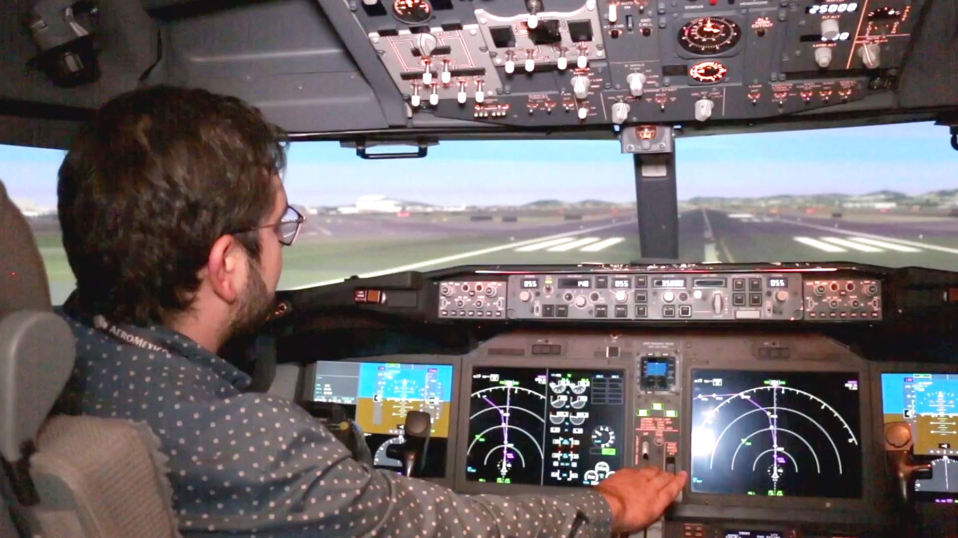 Los pilotos mexicanos se preparan en uno de los simuladores de vuelo más  sofisticados del mundo - CNN Video
