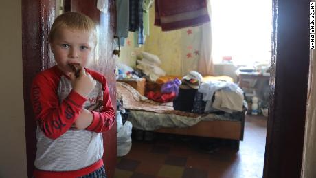 Kolya veio para Bakhmut com sua mãe e irmã em março para escapar do bombardeio.  Ele agora vive com eles em um dormitório apertado.