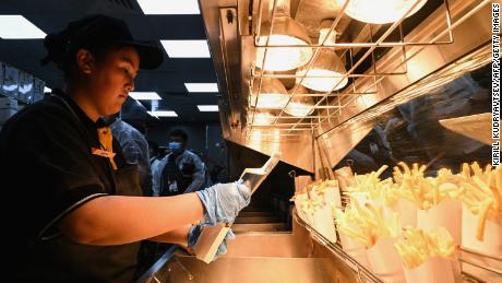 一名员工正在俄罗斯版旧麦当劳餐厅准备炸薯条。