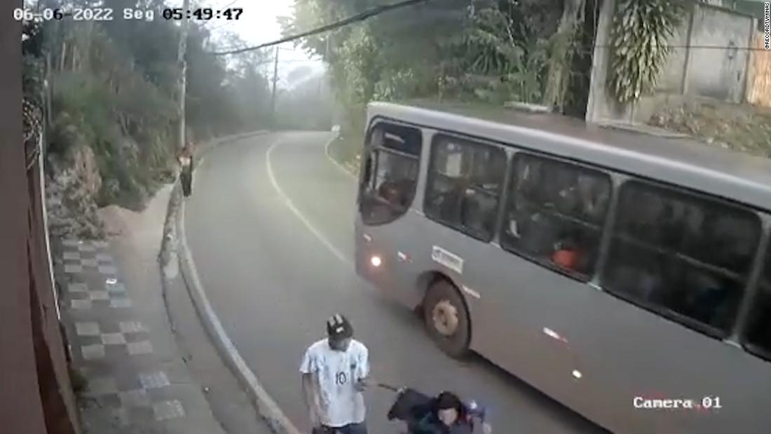 Bystanders thwart robbery and rescue woman in Brazil – CNN Video