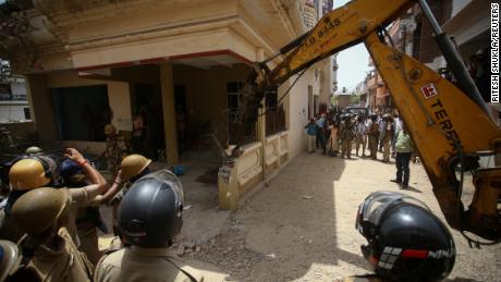 Er wordt zwaar materieel gebruikt om het huis te slopen van een moslimman die de staatsautoriteiten van Uttar Pradesh ervan beschuldigden betrokken te zijn bij rellen.
