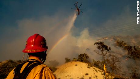 Los funcionarios van de puerta en puerta para las evacuaciones obligatorias después de que el incendio se expande en el Bosque Nacional Ángeles del sur de California
