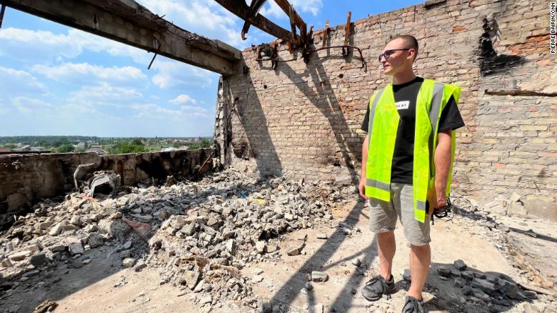 Andriy Kopylenko adalah salah satu pendiri badan amal Distrik 1, yang mengorganisir sukarelawan untuk membantu pembersihan.