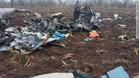 Zwei ukrainische Hubschrauberpiloten, die von Russland als Kriegsgefangene gefangen genommen wurden 