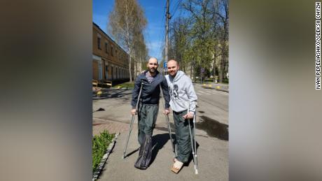 Ivan Pepeliashko (izquierda) y Oleksii Chyzh recibieron tratamiento en un hospital de Kyiv.