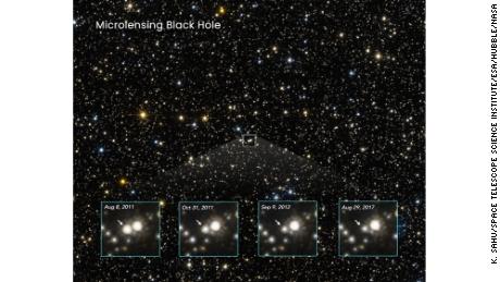 このハッブル写真で見える星でいっぱいの空は銀河の中心方向に置かれている。 