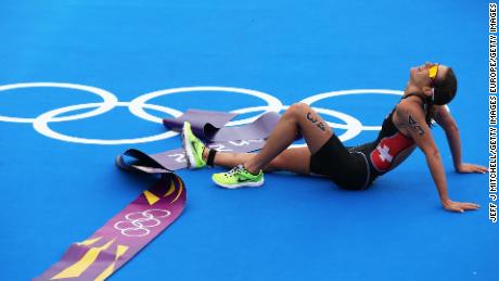 Un Spirig exhausto yace en el suelo al final de los Juegos Olímpicos de Londres 2012. 