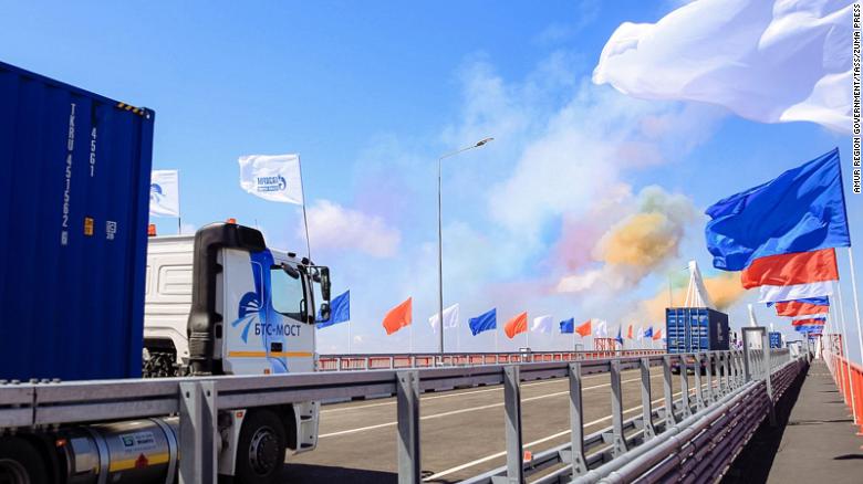 Russian trucks drive across the Amur River from Blagoveshchensk to China&#39;s Heihe city at an opening ceremony for the first highway bridge connecting the two countries over the river. 