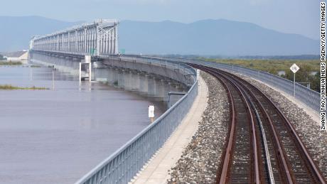 2017 yılında inşaatı sırasında Çin-Rusya Tongjiang-Nizhneleninskoye sınır ötesi demiryolu köprüsü. 