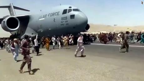 अफगान निकासी उड़ान के बाद विमान में मानव अवशेष मिलने के बाद अमेरिकी वायु सेना ने चालक दल को हटा दिया