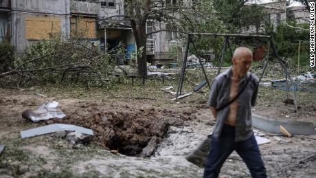 Am 13. Juni 2022 geht in Bakmut, Ukraine, ein Einheimischer vor ein Wohnhaus, das mitten in der russischen Invasion in der Ukraine von einer Rakete zerstört wurde. 