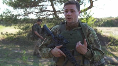 See Ukrainian troops try out US-supplied M4 rifles