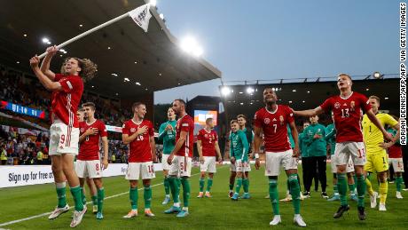 Os jogadores da Hungria comemoram uma famosa vitória contra a Inglaterra. 