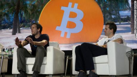 Kripto para borsası Gemini Trust Co.'nun kurucuları Tyler Winklevoss (solda) ve Cameron Winklevoss, 4 Haziran 2021'de Miami, Florida'daki Mana Kongre Merkezi'nde Bitcoin 2021 Convention Cryptocurrency Konferansına katılıyor. 