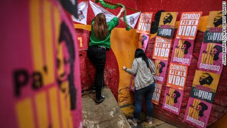 Supporters of left-wing Colombian presidential candidate Gustavo Petro put up banners ahead of a rally in Bogota's Fontibón district on June 12, 2022. 