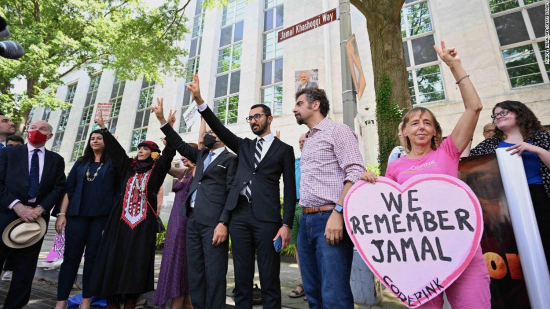La inauguración del letrero (Jamal Khashoggi Road) frente a la Embajada de Arabia Saudita en Washington, DC