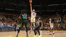 Curry hits the ball in Game 5 of the 2022 NBA Finals against the Celtics.