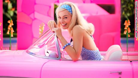 Margot Robbie'nin Barbie'si, özellikle güzel Ken olmadan tasvir edilmiştir.
