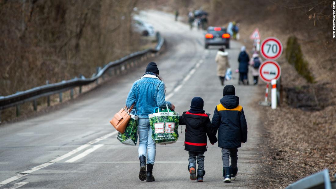 100 milionů lidí muselo opustit své domovy.  To je více než počet obyvatel většiny zemí