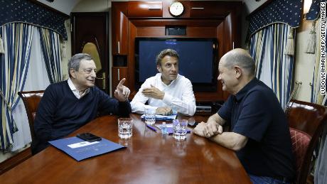 Soldan, İtalya Başbakanı Mario Draghi, Fransa Cumhurbaşkanı Emmanuel Macron ve Almanya Şansölyesi Olaf Scholz, 16 Haziran 2022'de Polonya'dan ayrıldıktan sonra Kiev'i ziyaret ediyor.