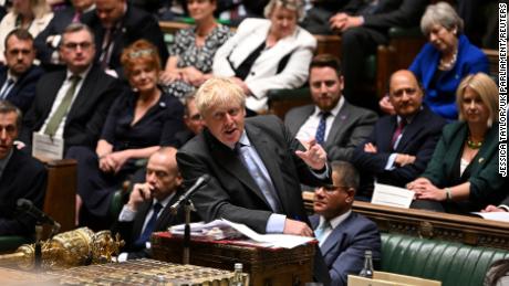 ब्रिटिश प्रधान मंत्री बोरिस जॉनसन 15 जून, 2022 को लंदन, ब्रिटेन में हाउस ऑफ कॉमन्स में प्रश्न करते हुए बोलते हैं। 