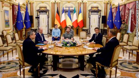 (De L) Le Premier ministre italien Mario Draghi, le chancelier allemand Olaf Scholz, le président ukrainien Volodymyr Zelensky, le président français Emmanuel Macron et le président roumain Klaus Iohannis se rencontrent pour une séance de travail au palais Mariinsky, à Kyiv, le 16 juin 2022. - C'est la première fois que les dirigeants des trois pays de l'Union européenne se rendent à Kyiv depuis l'invasion de l'Ukraine par la Russie le 24 février.  Ils doivent rencontrer le président ukrainien Volodymyr Zelensky, à un moment où Kyiv pousse à l'adhésion à l'UE. 