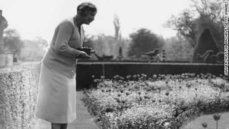 Hollins films the gardens at Great Fosters in Egham, Surrey, during a visit to the UK on May 19, 1932. 