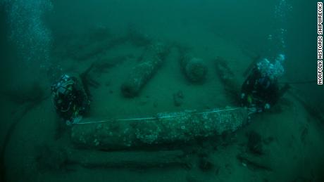 Bottiglie di vino non aperte ancora a bordo di una nave reale 340 anni dopo l'affondamento